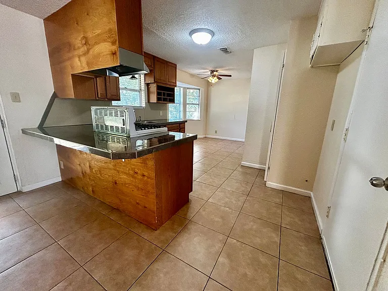 5908 Derek Dr — Photo 5