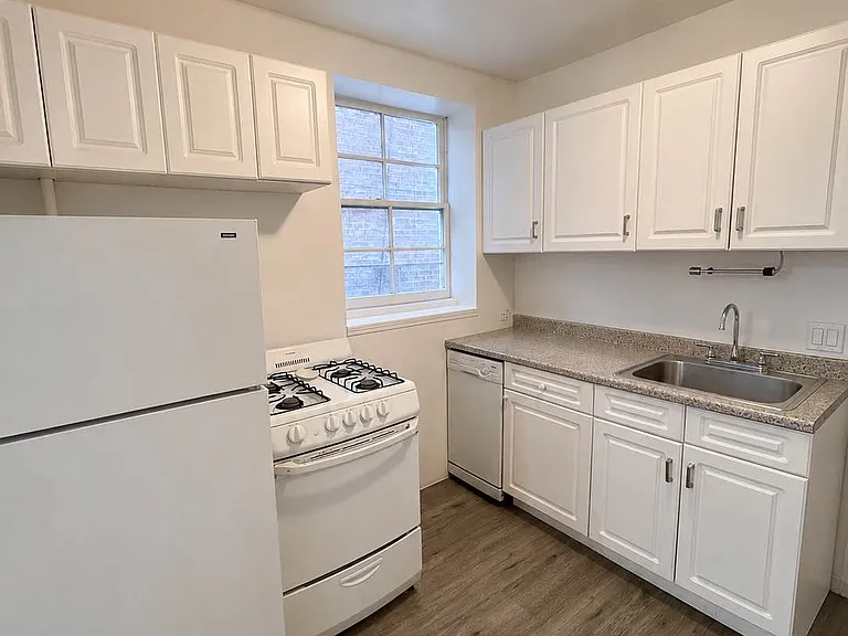 312 E 93rd St #4E — Photo 2