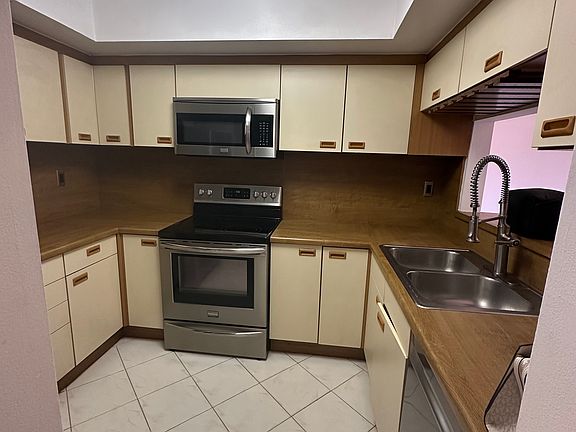 5th image of 9285 SW 125th Ave #U104