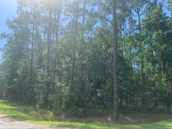 224 Art St #1, Waveland, MS 39576