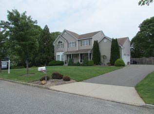 9 Shang Lee Dr, Manorville, NY 11949
