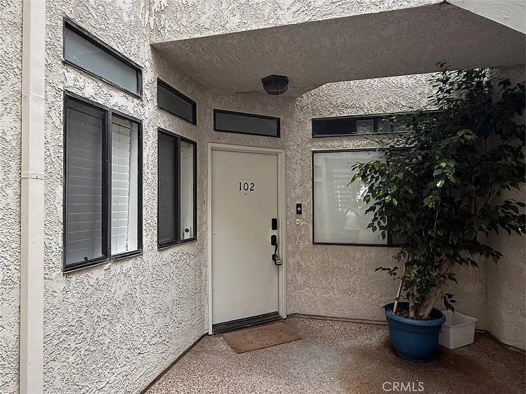 2 bed, 1002 sqft, $3,400 — Photo 2