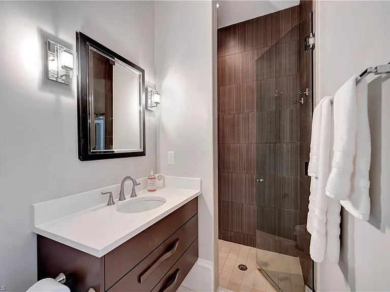 1375 Gordon Dr — Photo 17