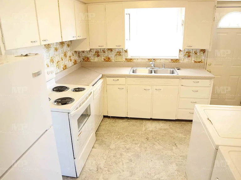 609 W Prospect Rd — Photo 3