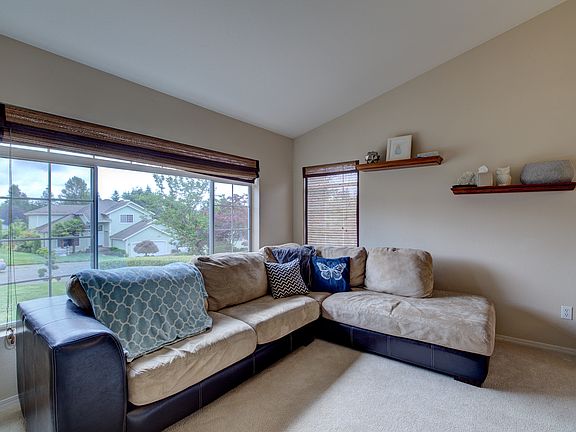Vaulted ceilings in Lvng Rm
