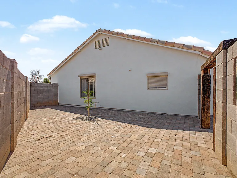 8544 W Holly St — Photo 39