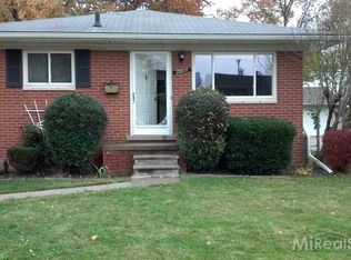 22717 Clairwood St, Saint Clair Shores, MI 48080