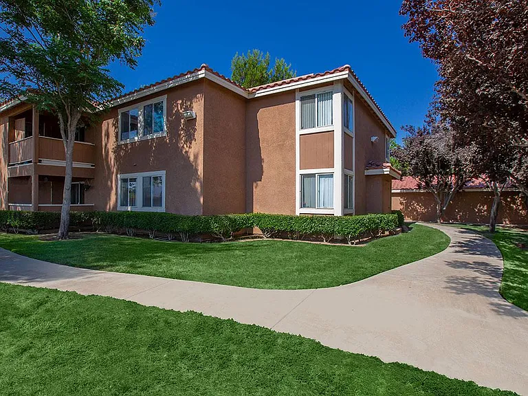 Sunset Pointe Apartments — Photo 7