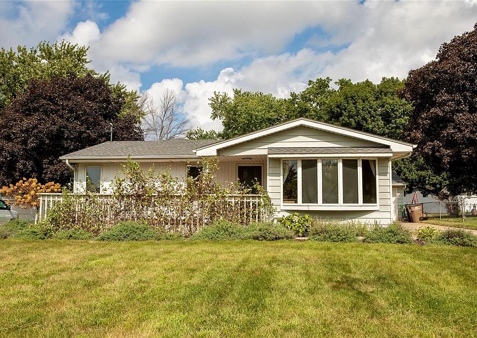 1st image of 4824 Hillcrest Dr