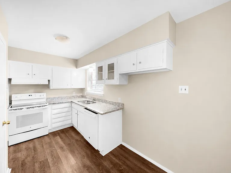 402 Vernet St — Photo 5