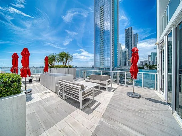 The Crimson Condo — Photo 2