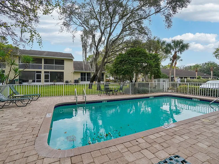 2243 Andover Cir — Photo 41