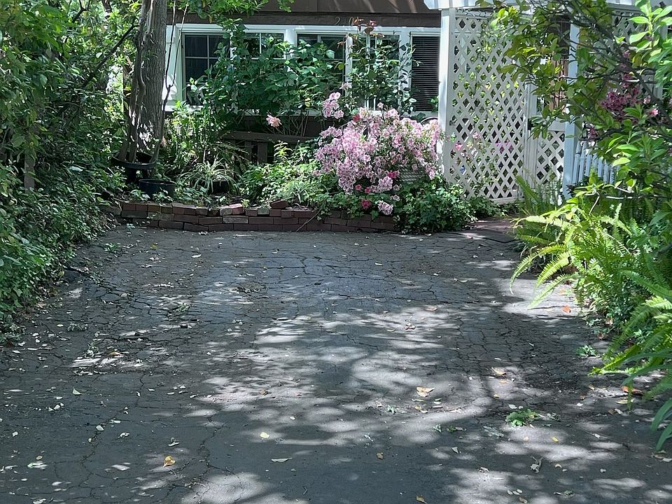 Driveway/parking spot 1 car only