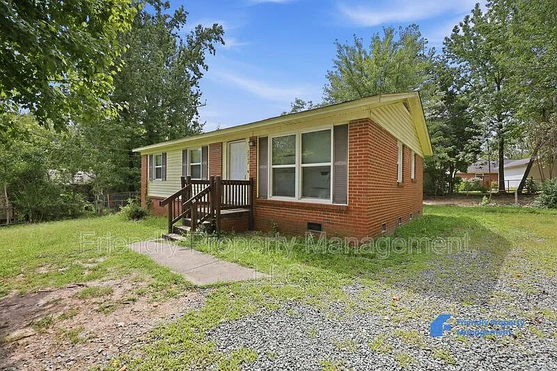 3 bed, 1.0 bath, 1053 sqft, $1,345 — Photo 2