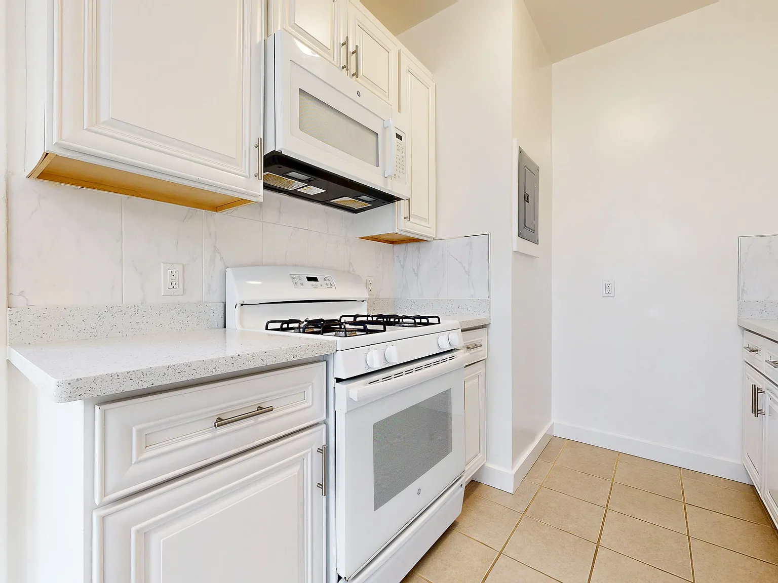 Bright 1BR in Pacific Heights | Parking Available | Pet Friendly — Photo 2