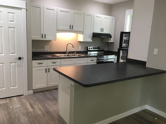 Kitchen with pantry, breakfast bar