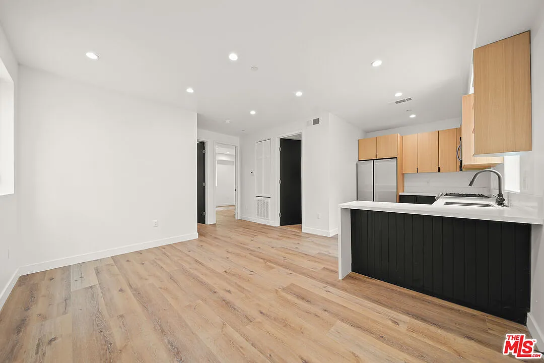 2 bed, 1.0 bath, 750 sqft, $2,295 — Photo 2