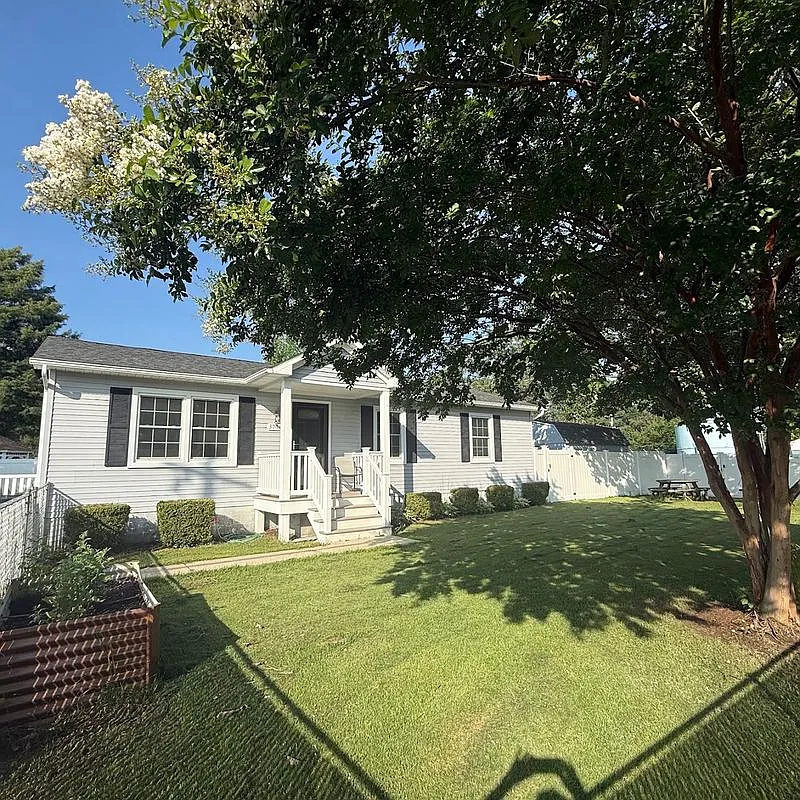 3 bed, 2.0 bath, 1344 sqft, $2,000 — Photo 1