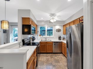 11 Stone House Ct, Oak Ridge, NJ 07438