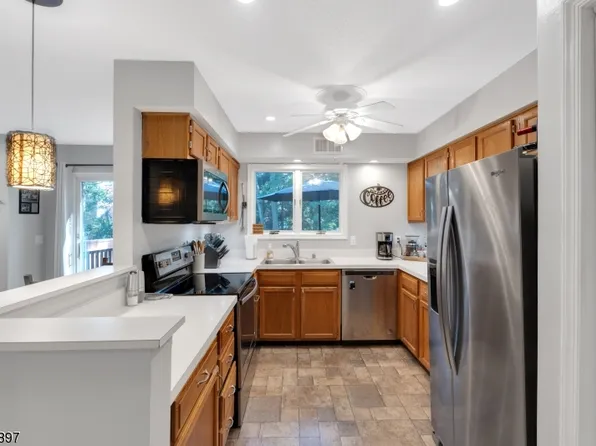 11 Stone House Ct, Jefferson Twp., NJ 07438