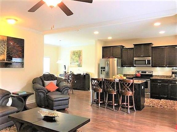 Open floor plan downstairs with kirchen, livingroom & dining room