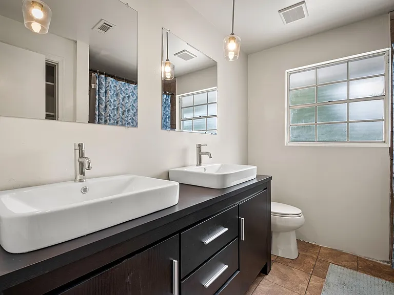 Philrose Dr — Photo 10