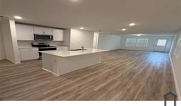 4 bed, 2257 sqft, $3,400 — Photo 2