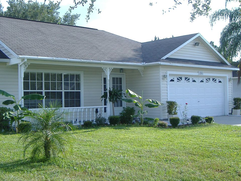 **WELCOME TO A LIGHT AND BRIGHT HOME**METICULOUSLY MAINTANED!! 