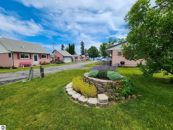 1047 Bay Dr, Tawas City, MI 48763