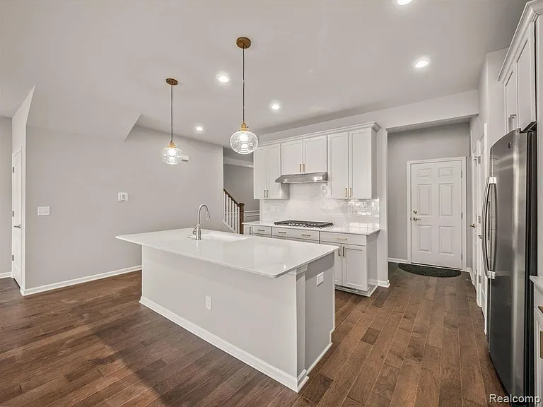 4837 Glenora Dr — Photo 10