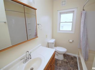 1411 N Division St, Davenport, IA 52804