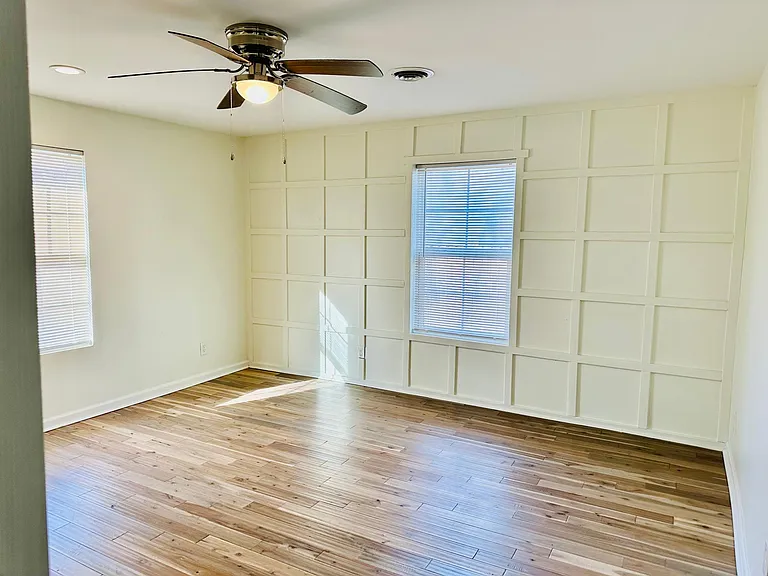 2318 Lloyd Ave — Photo 13