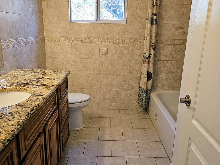 Large 2nd bath upstairs