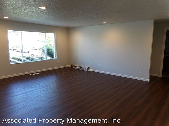 2nd image of 713 SE 43rd Ave