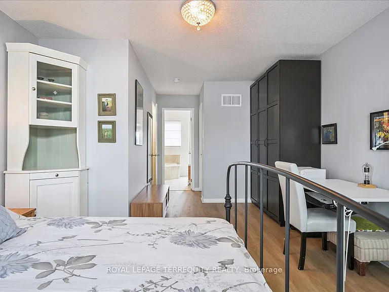 101 The Queensway #Townhouse 2 — Photo 32