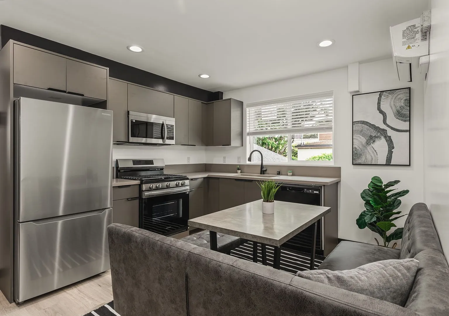 A 5 bedroom, 4 bathroom Fully Furnished Apartment at 1517 1/2 Selby Ave. — Photo 2