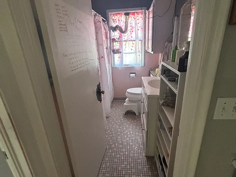 Tub/shower bathroom