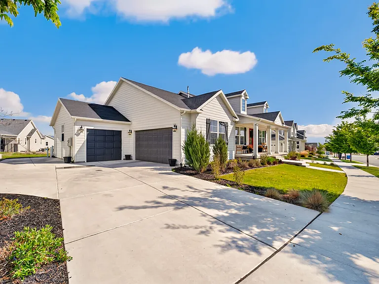 672 W Herald Dr — Photo 3