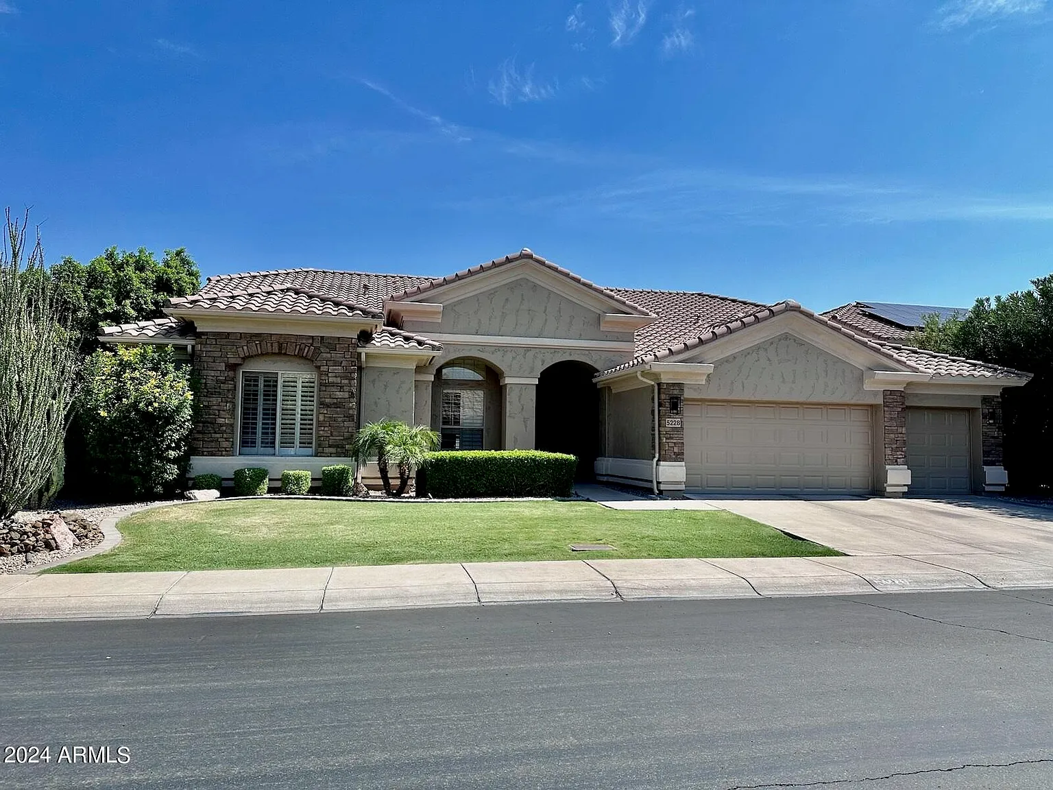 5 bed, 5.0 bath, 4274 sqft, $7,500 — Photo 1