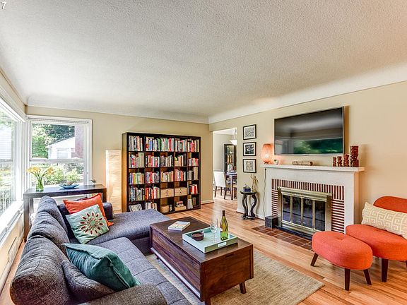 5th image of 7821 SW Greenwood Dr