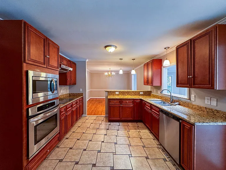 2305 Mirror Lake Dr — Photo 2