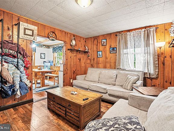 2nd image of 33 Jewel St