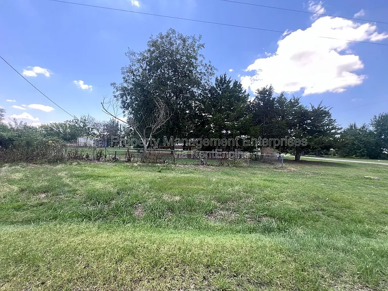 204 Wolf Ln — Photo 36