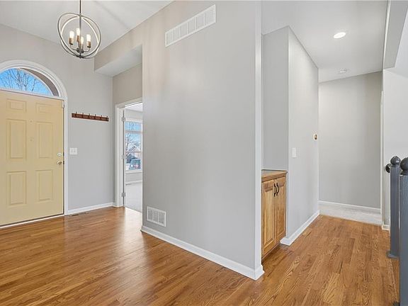 3rd image of 907 Englewood Dr