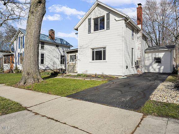 2nd image of 829 Maple Ave