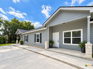 911 E Seideman St, Seguin, TX 78155