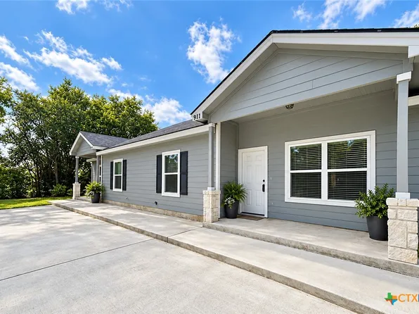 911 E Seideman St, Seguin, TX 78155
