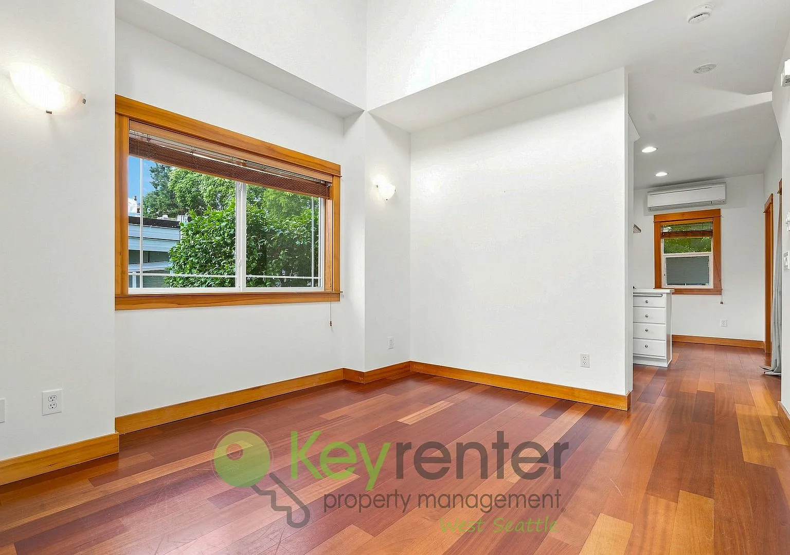 Elegant Corner Lot Home with Office and Patio — Photo 3