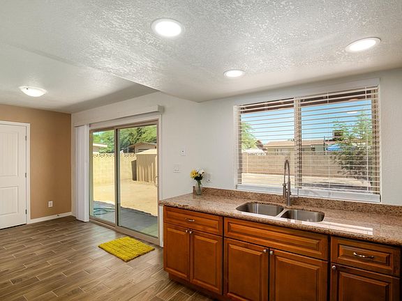 3rd image of 8318 W Glenrosa Ave