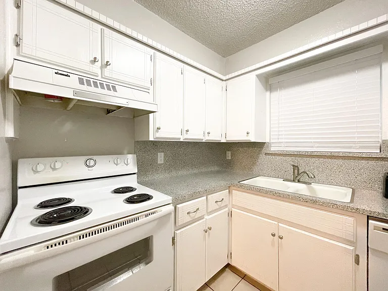 900 NW 24th St #814-05 — Photo 16